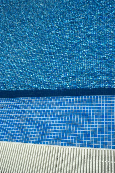 Yaz açık yüzme havuzunda lüks resort otel Bahçe