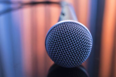 Şarkıcılar sahne el mikrofon şarkı ve sunma ya da seslendirme için konser.