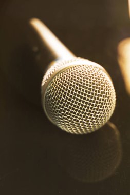 Şarkıcılar sahne el mikrofon şarkı ve sunma ya da seslendirme için konser.