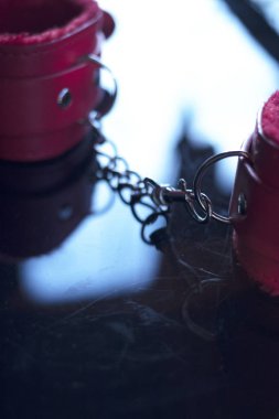 Seksi sapık hakimiyet oyunları için deri bağlar ve kelepçeler.