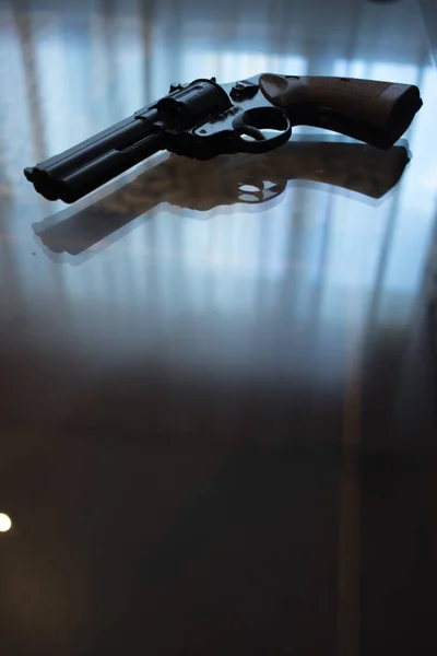 Pistola Automática Mesa Vidro Quarto Hotel Luxo Silhueta Com Reflexão — Fotografia de Stock