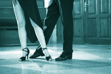 Çift modern spor dans gösterisi Resepsiyon salonunda dans balo salonu latin salsa dansçıları.