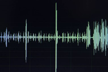 Ses ses dalgası stüdyo bilgisayar programı ekran gösterimleri ses dublaj vokal kaydı gelen ekranda düzenleme.