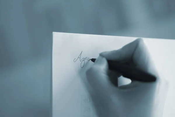 Jovencita Escribiendo Sobre Papel Con Lápiz Mano Sobre Mesa — Foto de Stock