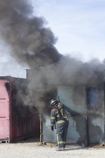 Bombero Apagando Estación Entrenamiento Contra Incendios Extintor Contra Corriente Aire —  Fotos de Stock