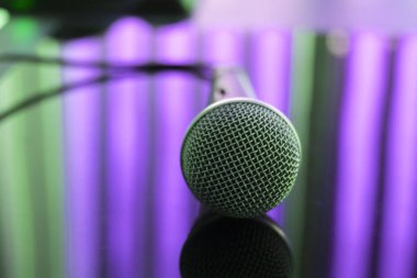 Şarkıcılar sahne el mikrofon şarkı ve sunma ya da seslendirme için konser.