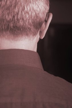 Modern dijital teknoloji işitme cihazı kulağına giyen sağır kıdemli vatandaş adam.