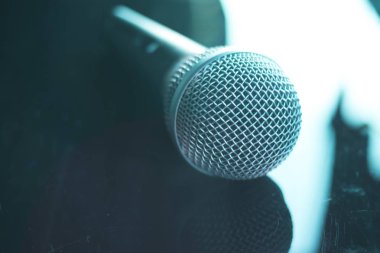 Şarkıcılar sahne el mikrofon şarkı ve sunma ya da seslendirme için konser.