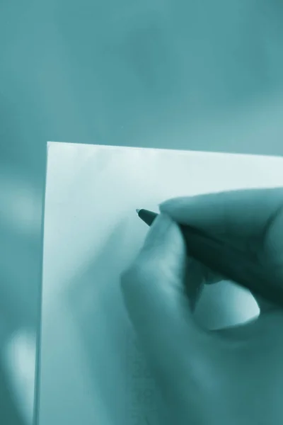 Jovencita Escribiendo Sobre Papel Con Lápiz Mano Sobre Mesa —  Fotos de Stock