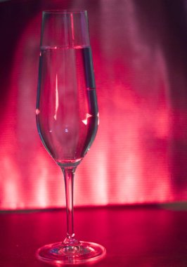 Discotque parti çubuğunda Ibiza İspanya ışıkların düğün sırasında prosecco kava bardak şampanya köpüklü şarap.