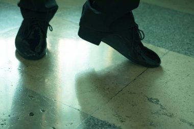 Modern spor dans gösterisi Resepsiyon salonunda dans balo salonu latin salsa dansçısı.