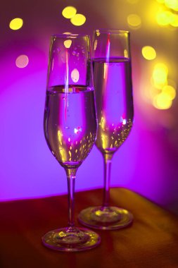 Discotque parti çubuğunda Ibiza İspanya ışıkların düğün sırasında prosecco kava bardak şampanya köpüklü şarap.