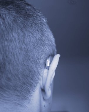 Modern kompakt dijital audiophone kulak işitme adamın kulağına.