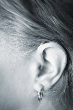 Modern teknoloji dijital işitme cihazı kulağı sağır bayanla.