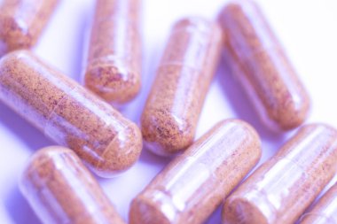 Sağlıklı bir yaşam için multi vitamin ve mineral doğal sağlık gıda takviyesi hapları.