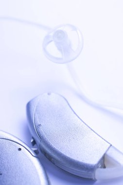 Sağır ve har işitme yardımcı olmak için dijital modern teknoloji işitme cihazı.