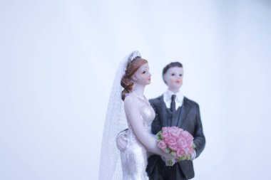 Pasta topper gelin ve damat düğün çift romantik evlilik Holding'in sevgisi kucaklamak.