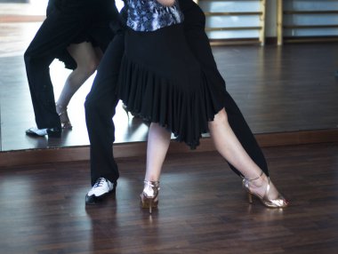 Balo dansı salsa eğitmenleri erkek ve kadın çift shcool prova odasında dans ediyorlar.