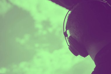 Sanatsal fotoğraf müzik kulaklık dj dj yapımcı giyen kapalı.