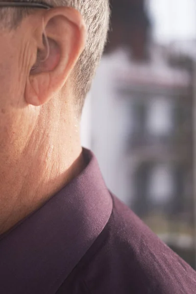 Dove Senioren Man Moderne Digitale Spitstechnologie Gehoorapparaat Dragen Oor — Stockfoto