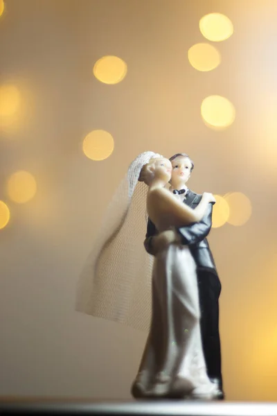 Cerimônia Casamento Noiva Noivo Bolo Topper Figuras Com Luzes Isoladas — Fotografia de Stock