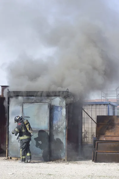 Bombero Apagando Estación Entrenamiento Incendios Extintor Backdraft Procedimiento Perforación Seguridad —  Fotos de Stock