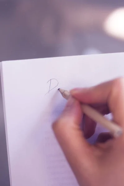 Jovencita Escribiendo Sobre Papel Con Lápiz Mano Sobre Mesa — Foto de Stock