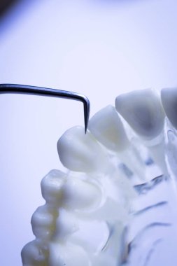 Titanyum metal diş hekimi temizlik dişler plak ve çürüme kaldırmak için araç almak.