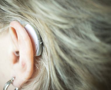 Modern teknoloji dijital işitme cihazı kulağı sağır bayanla.