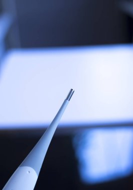 Doktor veya hemşire ile hasta sıcaklığını ölçmek için kullanılan dijital termometre tıbbi alet