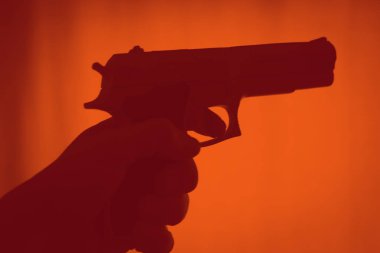 Öldürücü atmosferik karanlık dramatik fotoğrafın siluetinde otomatik tabanca..