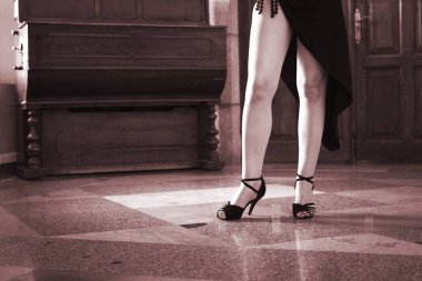 Balo salonu Latin salsası seksi kadın dansçı modern spor dans gösterisinde ince uzun bacaklarla dans ediyor.,