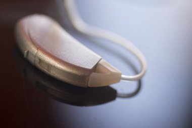 Audiophone modern yüksek teknoloji sağırlık ekipman izole kulak dijital işitme cihazı portre.