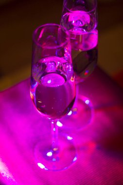 Discotque parti çubuğunda Ibiza İspanya ışıkların düğün sırasında prosecco kava bardak şampanya köpüklü şarap.