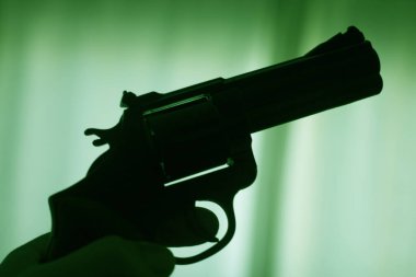 Öldürücü atmosferik karanlık dramatik fotoğrafın siluetinde otomatik tabanca..