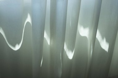 Otel yatak odası dolapları penceresinin yumuşak dalylight ışık ile.