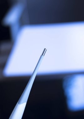 Doktor veya hemşire ile hasta sıcaklığını ölçmek için kullanılan dijital termometre tıbbi alet