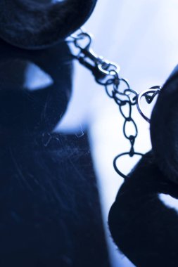 Seksi sapık hakimiyet oyunları için deri bağlar ve kelepçeler.