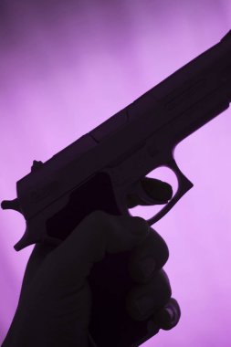 Öldürücü atmosferik karanlık dramatik fotoğrafın siluetinde otomatik tabanca..