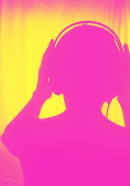 Sanatsal fotoğraf müzik dinlerken kulaklık giyen kadın Dj Dj kadın kapalı.