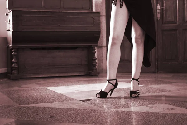 现代体育舞蹈表演中性感的女舞蹈家 腿细长 舞姿迷人 — 图库照片