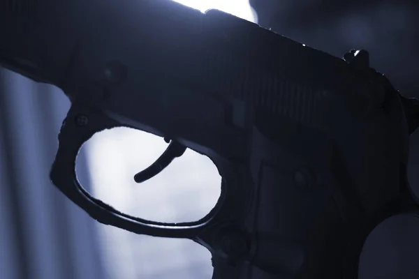 Pistolet Arme Poing Automatique Silhouette Dans Atmosphère Sombre Photo Dramatique — Photo