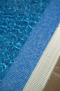 Yaz açık yüzme havuzunda lüks resort otel Bahçe