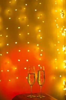 Discotque parti çubuğunda Ibiza İspanya ışıkların düğün sırasında prosecco kava bardak şampanya köpüklü şarap.