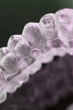 Kozmetik diş hekimliğinde hastalar için dişleri hizalamak için kullanılan görünmez diş düzenleyiciler.