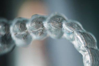 Kozmetik diş hekimliğinde hastalar için dişleri hizalamak için kullanılan görünmez diş düzenleyiciler.