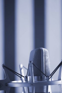 Ses stüdyo büyük diyafram ses mikrofon dublaj, şarkı ve aletleri için kayıt.