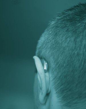 Modern kompakt dijital audiophone kulak işitme adamın kulağına.