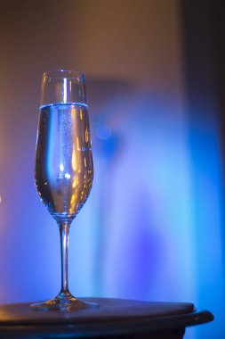 Discotque parti çubuğunda Ibiza İspanya ışıkların düğün sırasında prosecco kava bardak şampanya köpüklü şarap.