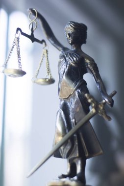 Avukatlar ofiste adalet tanrıçası themis ile yasal hukuk firması bronz heykeli ölçekler.